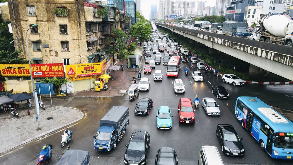 Cửa ngõ Thủ đô ùn tắc kéo dài, người dân đội mưa, chật vật rời Hà Nội ngày đầu kỳ nghỉ lễ - Ảnh 4.