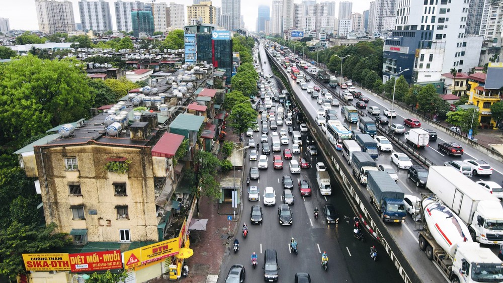 Cửa ngõ Thủ đô ùn tắc kéo dài, người dân đội mưa, chật vật rời Hà Nội ngày đầu kỳ nghỉ lễ - Ảnh 3.