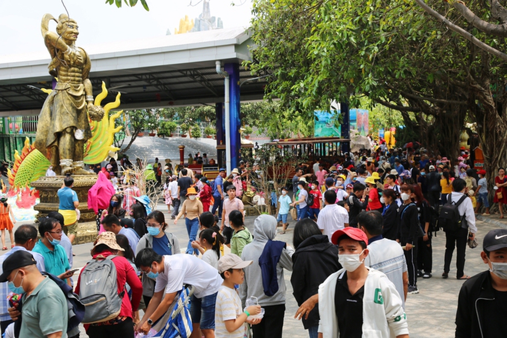 Hàng ngàn người đội nắng nóng đổ về Suối Tiên trong ngày Giỗ tổ Hùng Vương - Ảnh 7.