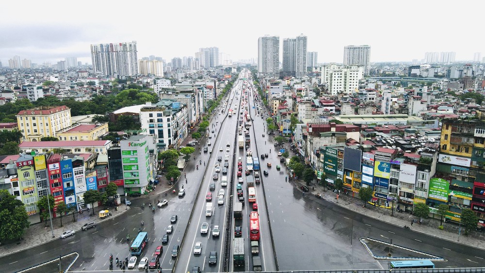 Cửa ngõ Thủ đô ùn tắc kéo dài, người dân đội mưa, chật vật rời Hà Nội ngày đầu kỳ nghỉ lễ - Ảnh 2.