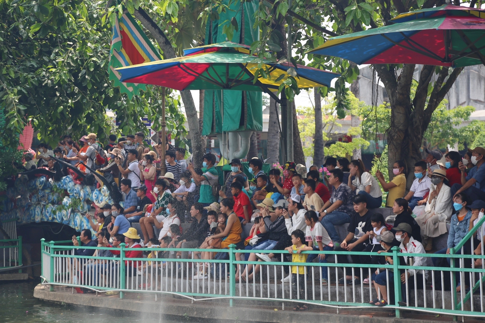 Hàng ngàn người đội nắng nóng đổ về Suối Tiên trong ngày Giỗ tổ Hùng Vương - Ảnh 6.