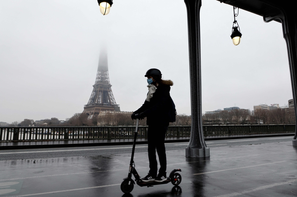 Paris sẽ cấm sử dụng xe scooter điện - Ảnh 1.