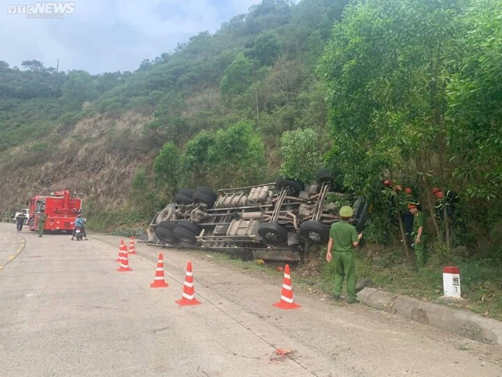 Hiện trường vụ lật xe chở dưa hấu khiến 9 người thương vong ở Phú Yên - Ảnh 2.