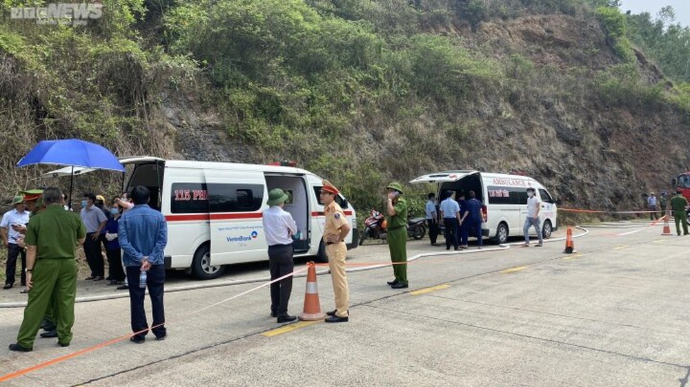 Hiện trường vụ lật xe chở dưa hấu khiến 9 người thương vong ở Phú Yên - Ảnh 1.