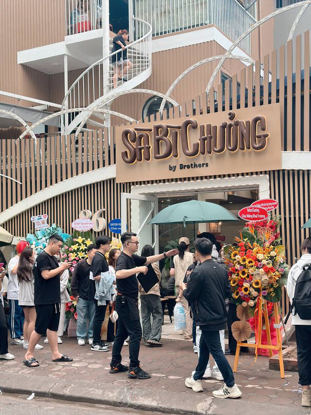Quán cơm tấm của bộ 3 streamer nổi tiếng mở chi nhánh ở Hà Nội: Khách kéo đến check-in ầm ầm, xếp hàng dài đợi 4-5 tiếng chỉ để chờ thưởng thức