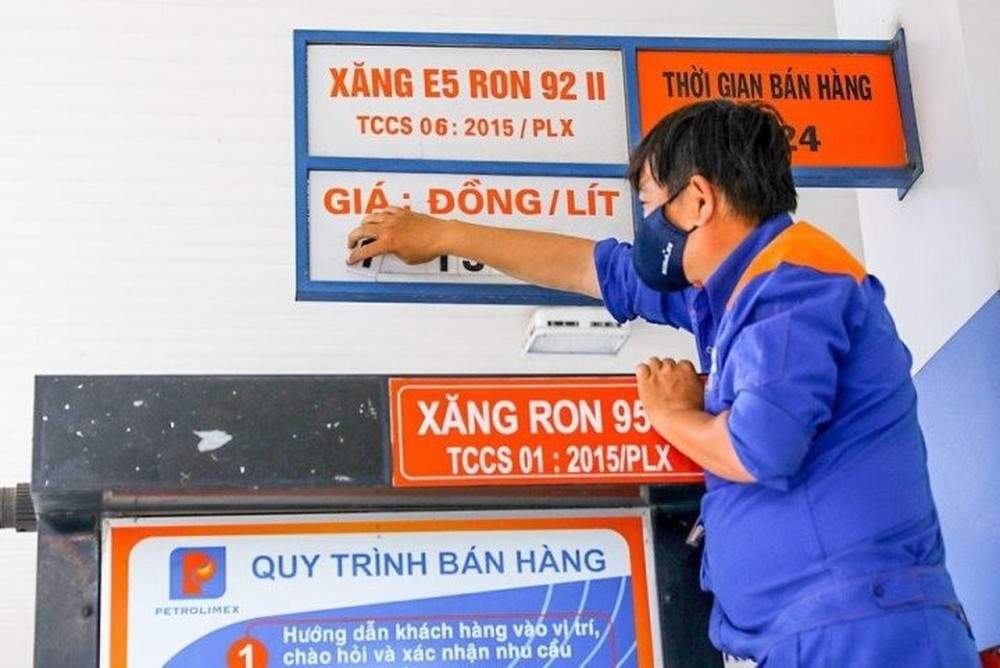 Chiều h&ocirc;m nay, gi&aacute; xăng bật tăng trở lại - Ảnh 1.