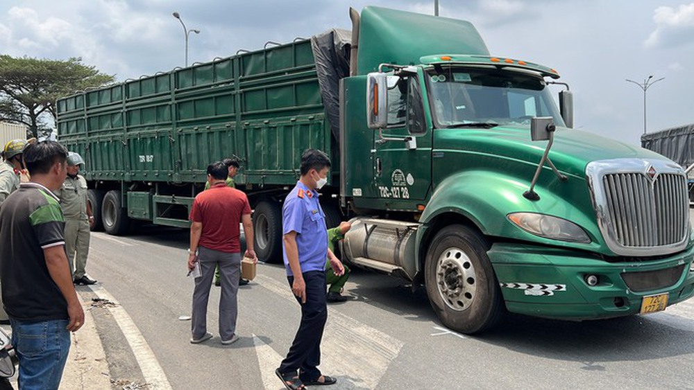 Hai người đàn ông chết sau va chạm container trên quốc lộ 1K - Ảnh 1.