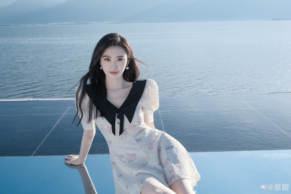 Cô gái đáng thương nhất Cbiz: Từ đệ nhất mỹ nữ cho tới kẻ trốn chạy khỏi showbiz vì bị bạn trai rao bán clip nóng để gán nợ - Ảnh 1. Cô gái đáng thương nhất Cbiz: Từ đệ nhất mỹ nữ cho tới kẻ trốn chạy khỏi showbiz vì bị bạn trai rao bán clip nóng để gán nợ - Ảnh 1.