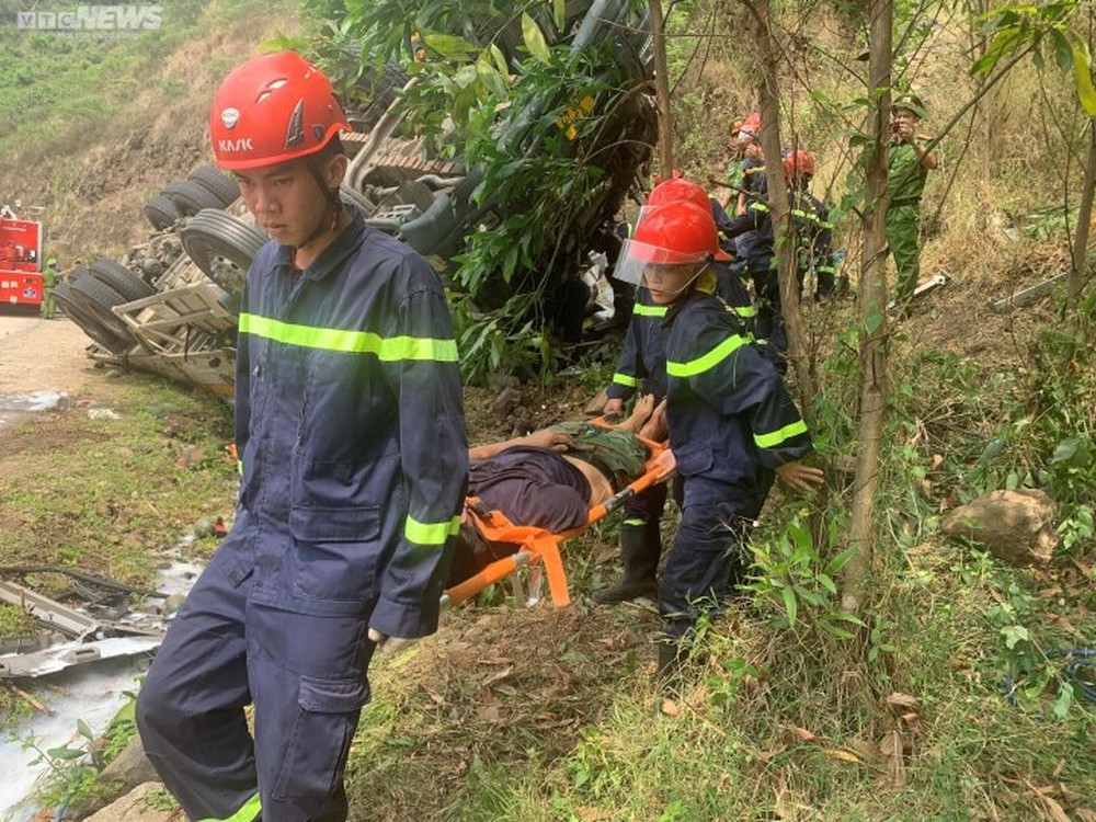 Hiện trường vụ lật xe chở dưa hấu khiến 9 người thương vong ở Phú Yên - Ảnh 7.