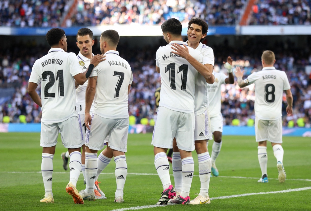 Benzema lập hat-trick, Real Madrid đánh tennis trước Valladolid - Ảnh 4.