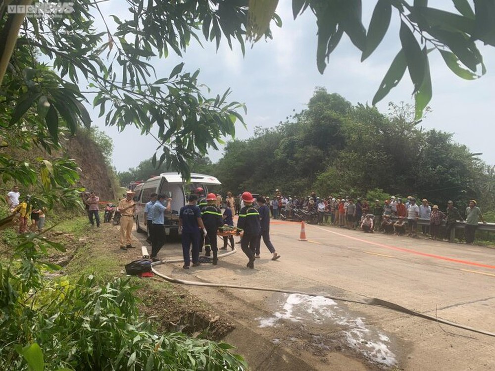 Hiện trường vụ lật xe chở dưa hấu khiến 9 người thương vong ở Phú Yên - Ảnh 5.