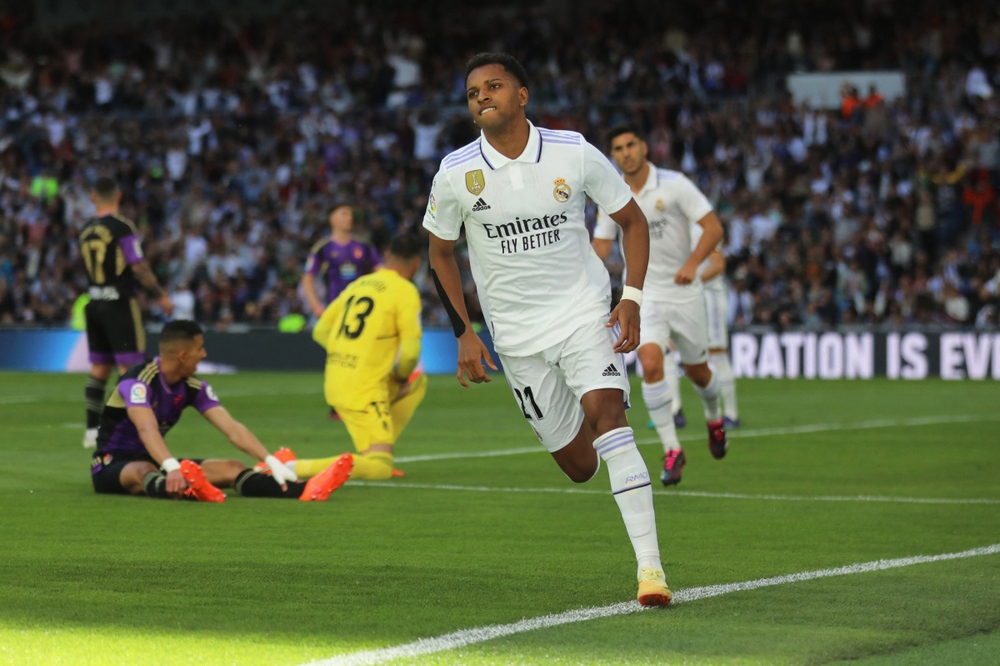 Benzema lập hat-trick, Real Madrid đánh tennis trước Valladolid - Ảnh 3.