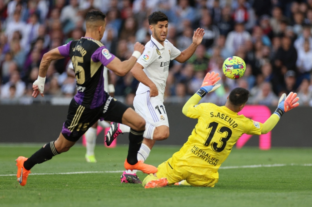 Benzema lập hat-trick, Real Madrid đánh tennis trước Valladolid - Ảnh 2.