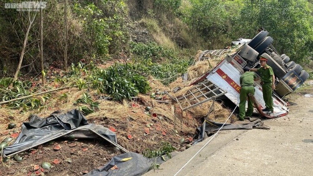 Hiện trường vụ lật xe chở dưa hấu khiến 9 người thương vong ở Phú Yên - Ảnh 3.