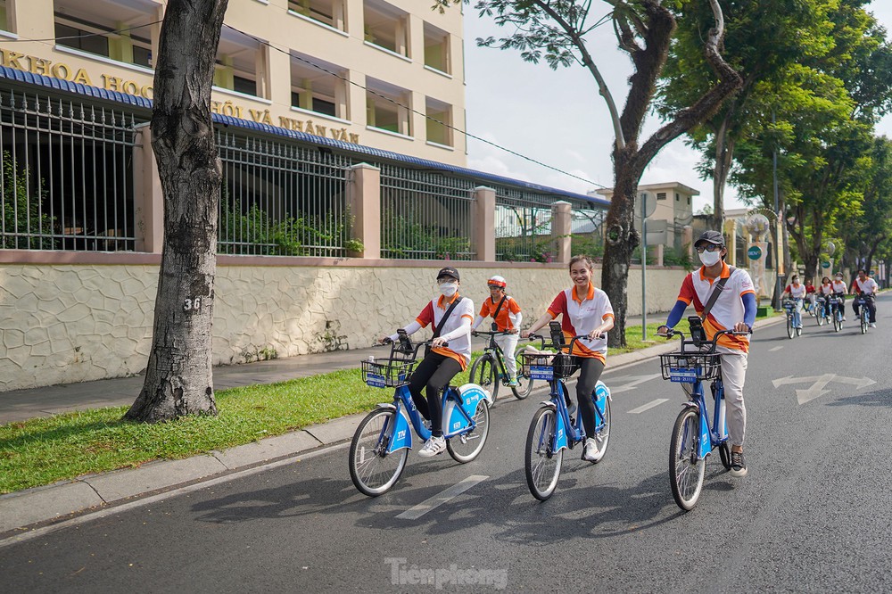 2.000 người dân TPHCM đạp xe diễu hành mừng đại lễ 30/4 - Ảnh 17.
