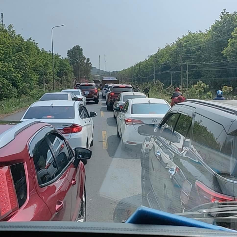 Các điểm du lịch trong nước ngày nghỉ lễ đầu tiên: cửa khẩu Móng Cái đông nghịt người, Ninh Bình mưa gió du khách vẫn bất chấp check-in