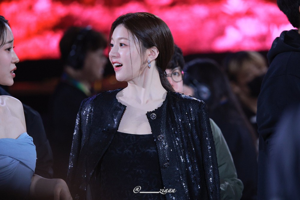 Mỹ nhân Hàn hốt hoảng, mặt tái mét trên thảm đỏ Baeksang 2023, chuyện gì đã xảy ra? - Ảnh 5.