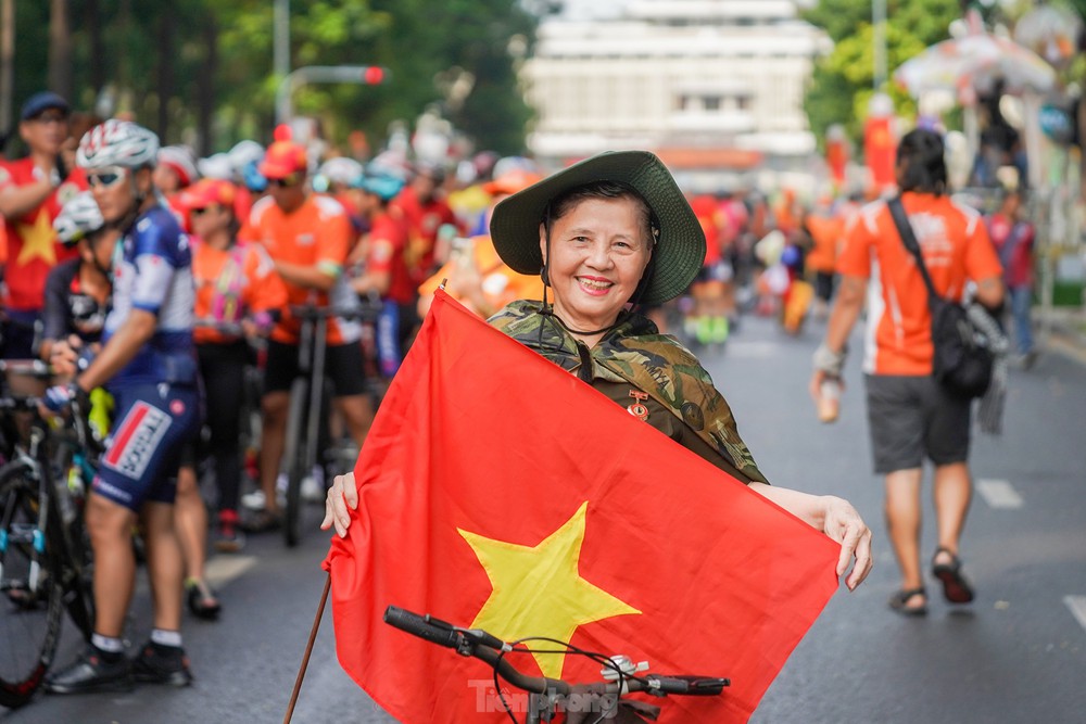 2.000 người dân TPHCM đạp xe diễu hành mừng đại lễ 30/4 - Ảnh 8.