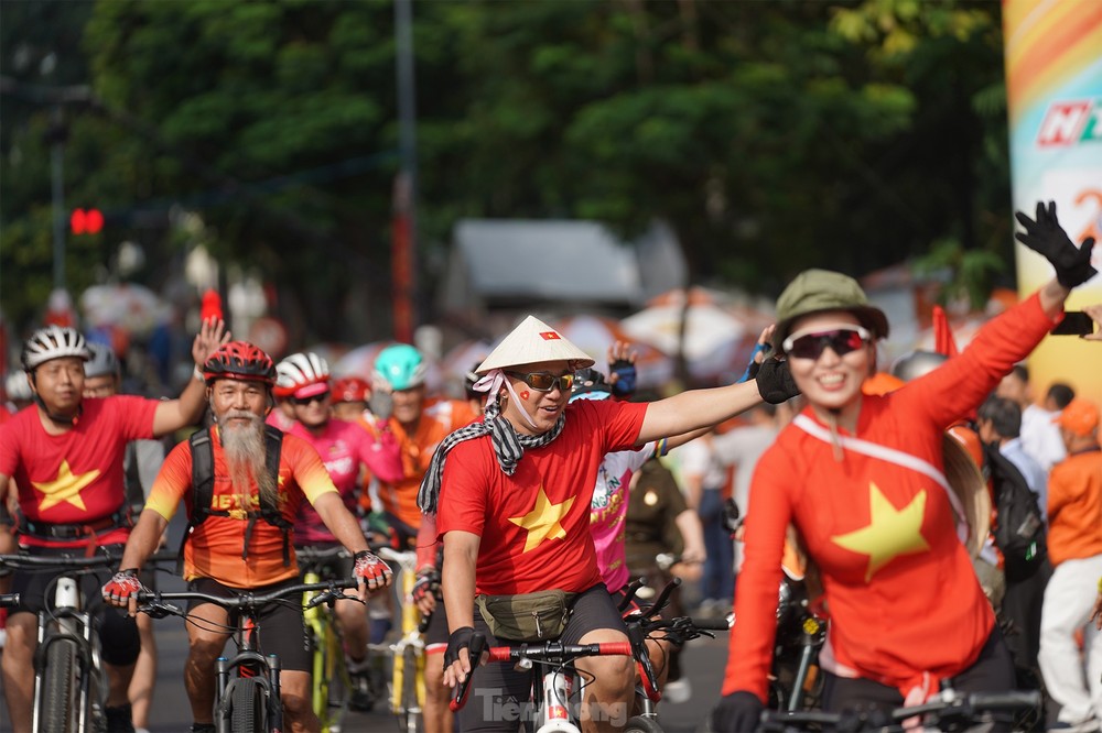 2.000 người dân TPHCM đạp xe diễu hành mừng đại lễ 30/4 - Ảnh 7.