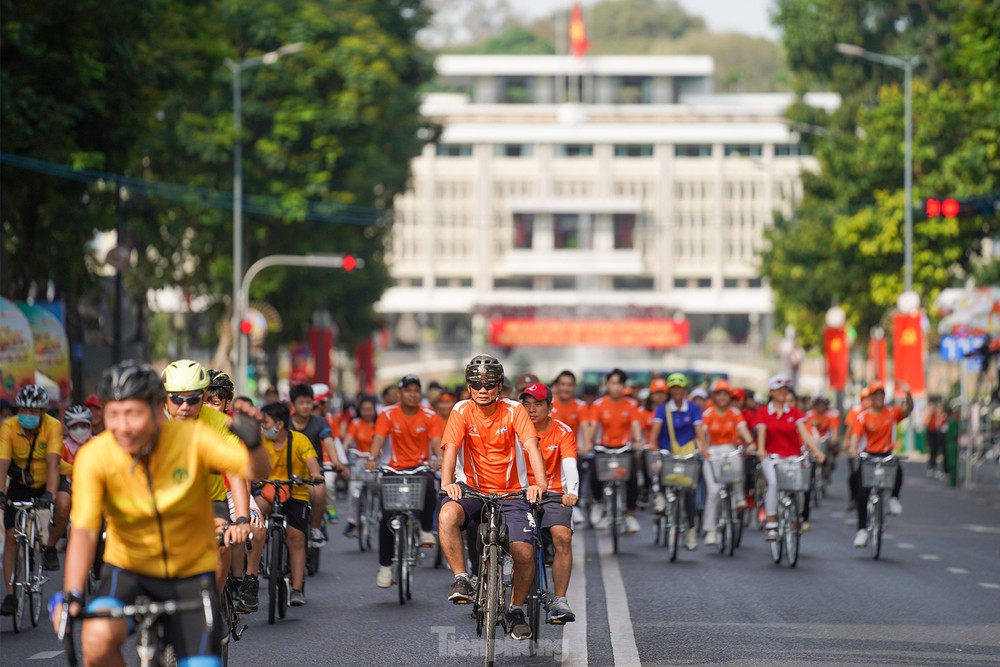 2.000 người dân TPHCM đạp xe diễu hành mừng đại lễ 30/4 - Ảnh 6.