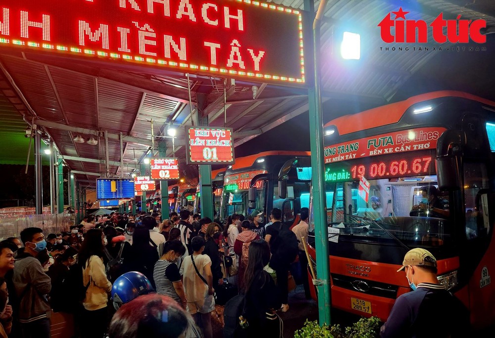 TP Hồ Chí Minh: Biển người vạ vật tại Bến xe Miền Tây lúc nửa đêm - Ảnh 1.