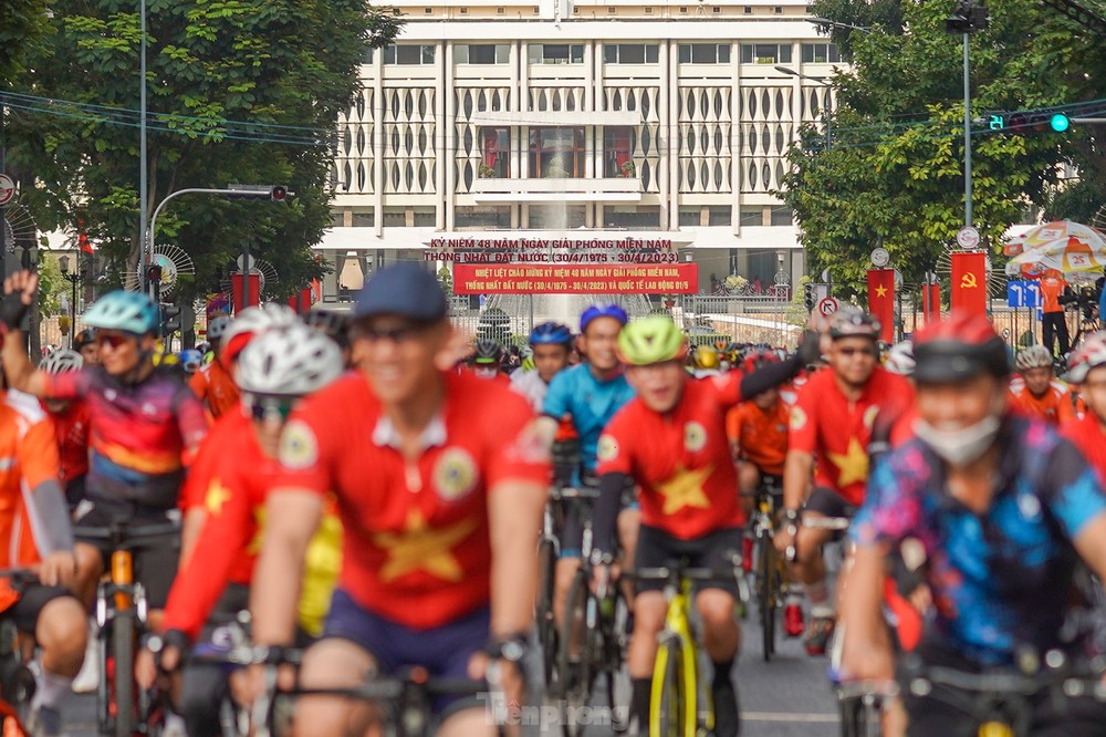 2.000 người dân TPHCM đạp xe diễu hành mừng đại lễ 30/4 - Ảnh 5.
