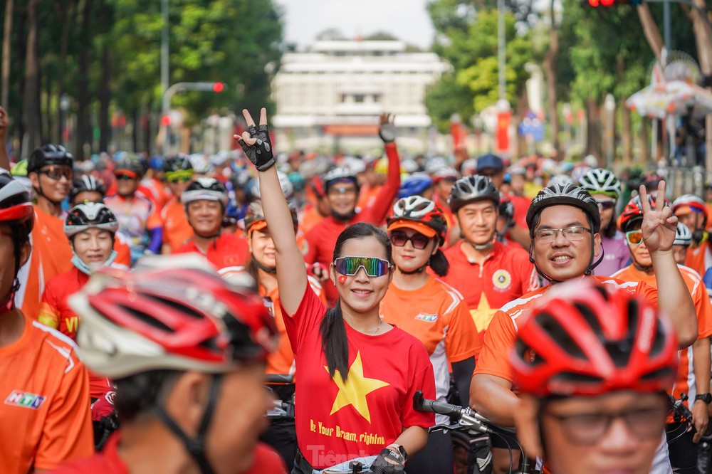 2.000 người dân TPHCM đạp xe diễu hành mừng đại lễ 30/4 - Ảnh 3.