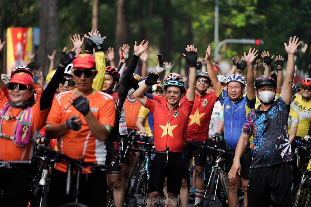 2.000 người dân TPHCM đạp xe diễu hành mừng đại lễ 30/4 - Ảnh 2.