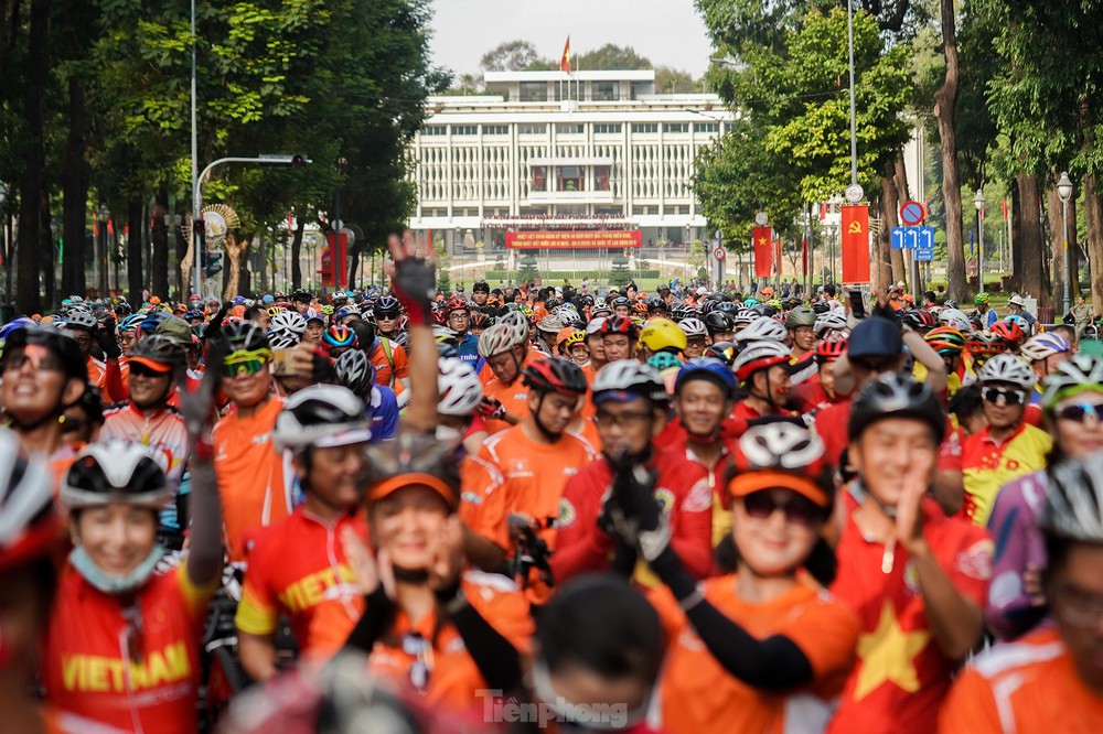 2.000 người dân TPHCM đạp xe diễu hành mừng đại lễ 30/4 - Ảnh 1.
