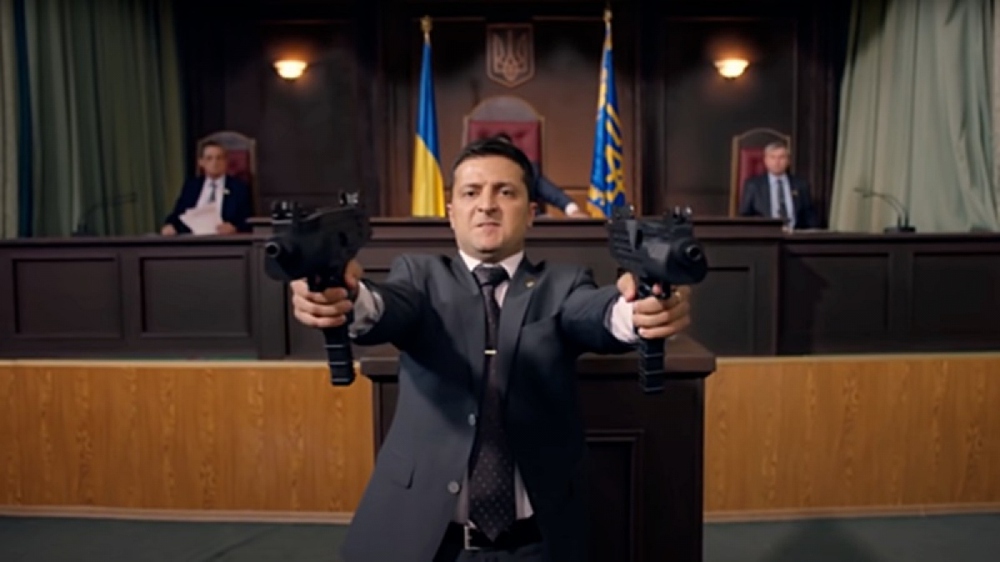 Tổng thống Ukraine Zelensky lý giải việc ông mang súng bên người - Ảnh 1.