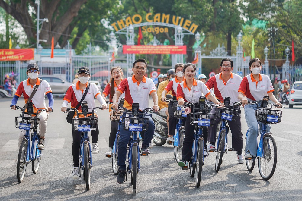2.000 người dân TPHCM đạp xe diễu hành mừng đại lễ 30/4 - Ảnh 16.