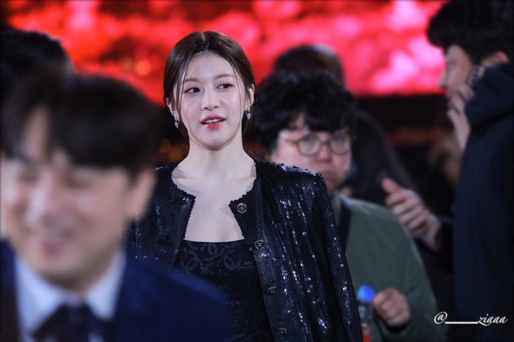 Mỹ nhân Hàn hốt hoảng, mặt tái mét trên thảm đỏ Baeksang 2023, chuyện gì đã xảy ra? - Ảnh 4.