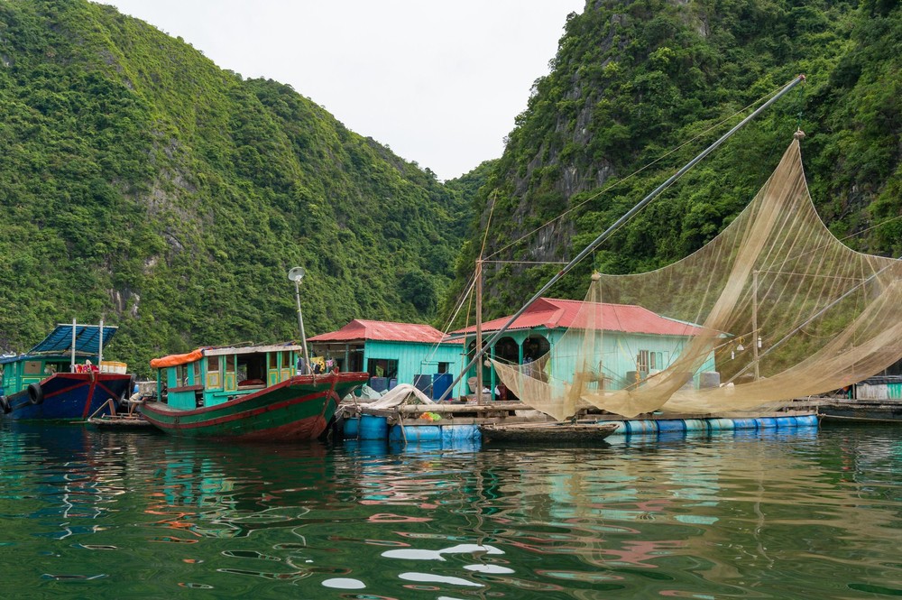 Đến thăm làng chài Cửa Vạn - ngôi làng nằm trong top 16 thị trấn ven biển xinh đẹp nhất thế giới - Ảnh 2.