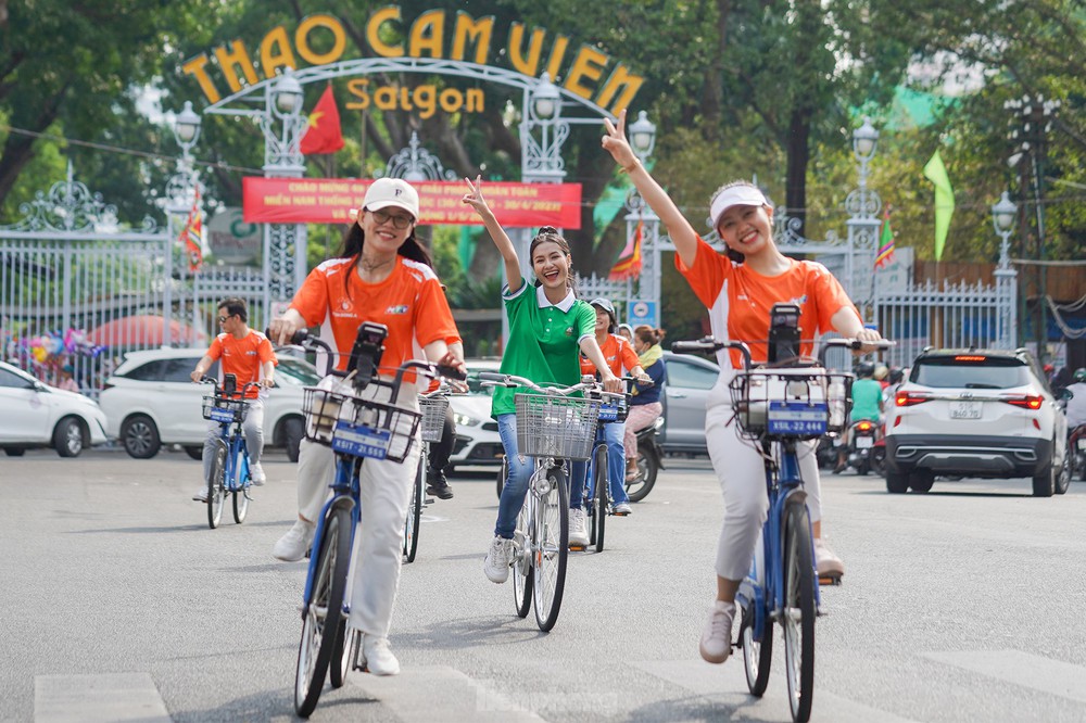 2.000 người dân TPHCM đạp xe diễu hành mừng đại lễ 30/4 - Ảnh 15.