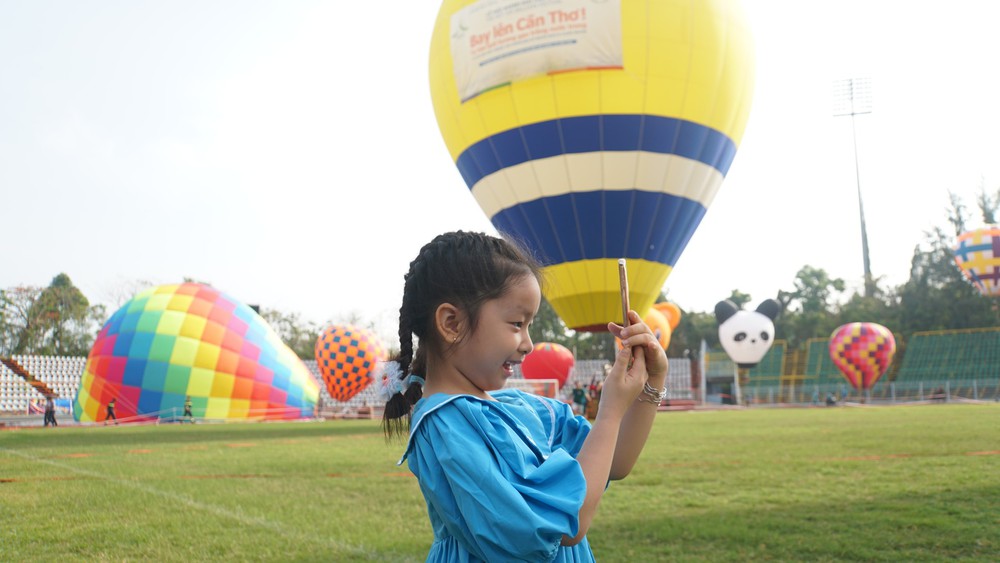 Chủ tịch thành phố Cần Thơ trải nghiệm bay khinh khí cầu - Ảnh 16.