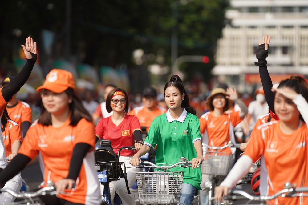 2.000 người dân TPHCM đạp xe diễu hành mừng đại lễ 30/4 - Ảnh 12.