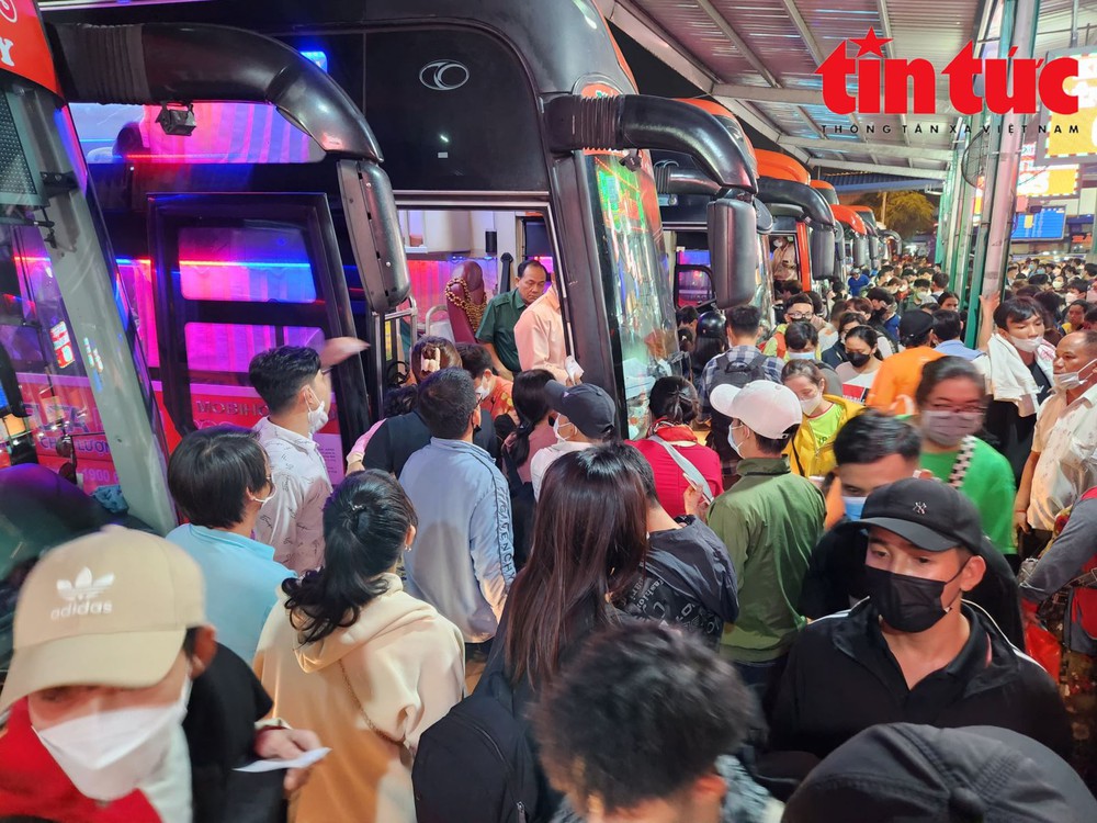TP Hồ Chí Minh: Biển người vạ vật tại Bến xe Miền Tây lúc nửa đêm - Ảnh 7.