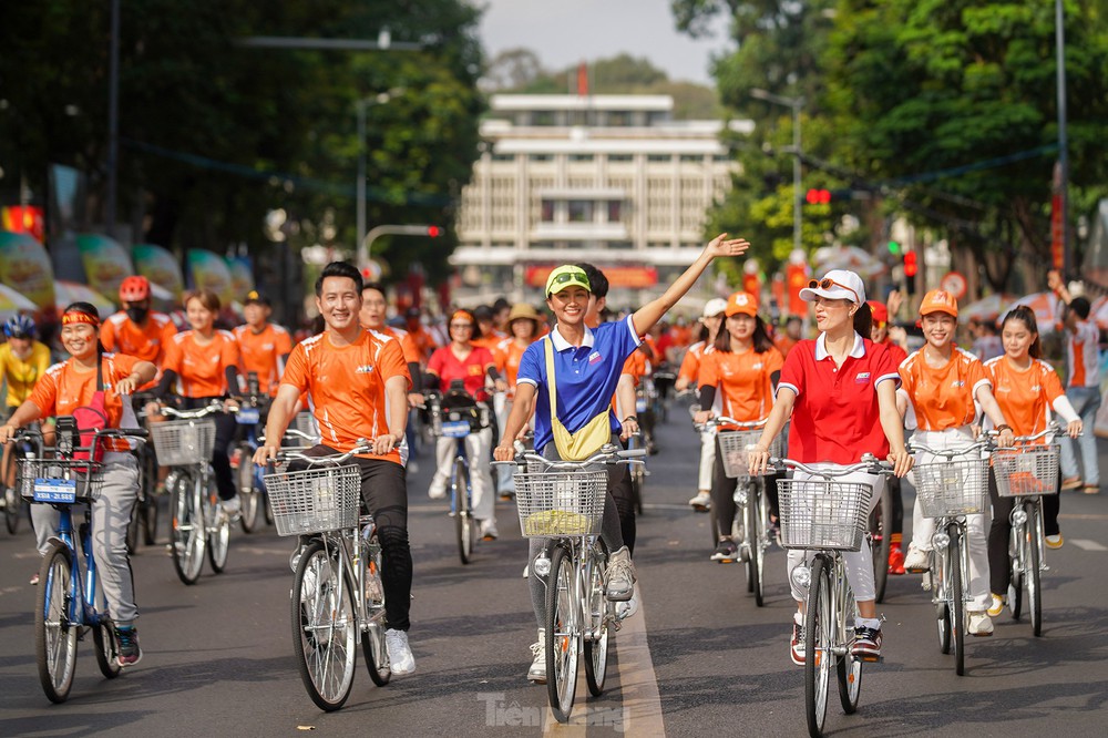2.000 người dân TPHCM đạp xe diễu hành mừng đại lễ 30/4 - Ảnh 11.