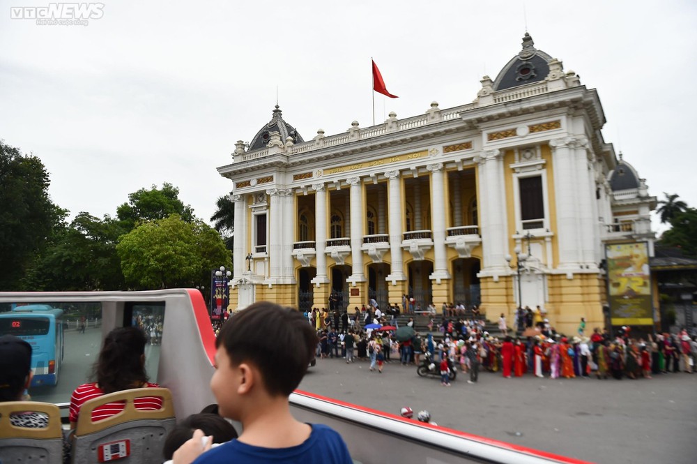 Người dân Hà Nội đội mưa trải nghiệm xe buýt 2 tầng miễn phí trong kì nghỉ lễ - Ảnh 5.