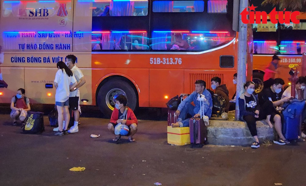 TP Hồ Chí Minh: Biển người vạ vật tại Bến xe Miền Tây lúc nửa đêm - Ảnh 6.