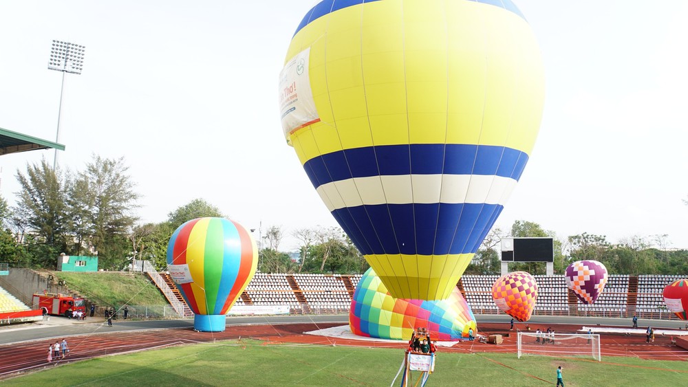 Chủ tịch thành phố Cần Thơ trải nghiệm bay khinh khí cầu - Ảnh 13.