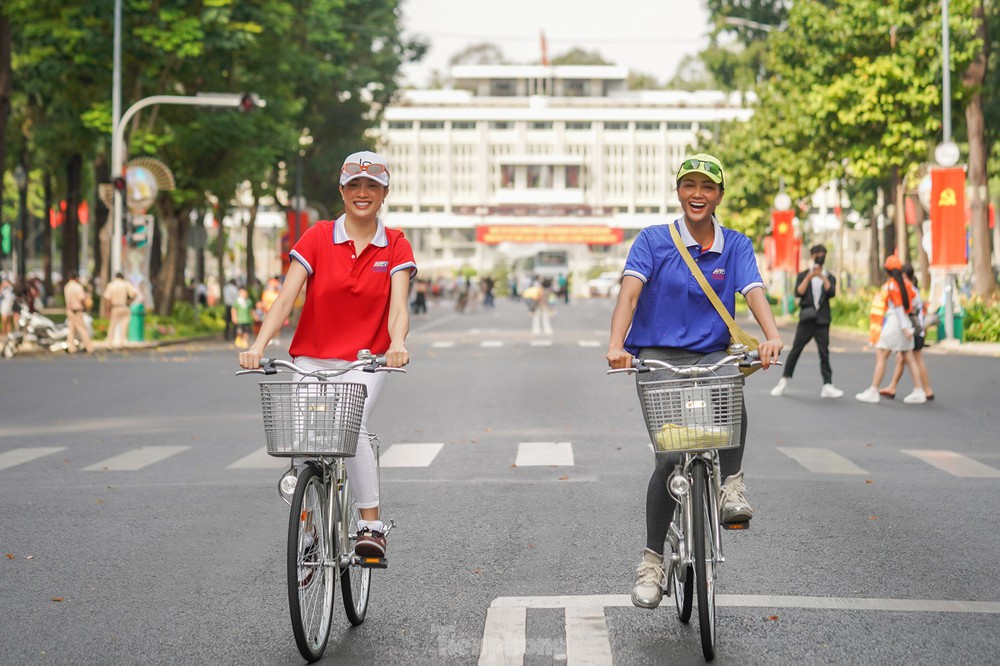 2.000 người dân TPHCM đạp xe diễu hành mừng đại lễ 30/4 - Ảnh 10.