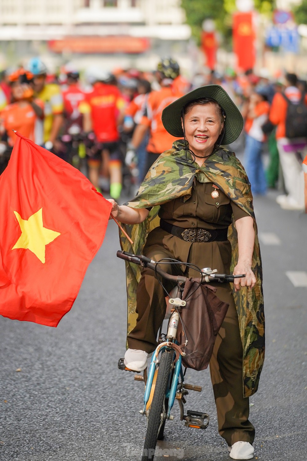 2.000 người dân TPHCM đạp xe diễu hành mừng đại lễ 30/4 - Ảnh 9.