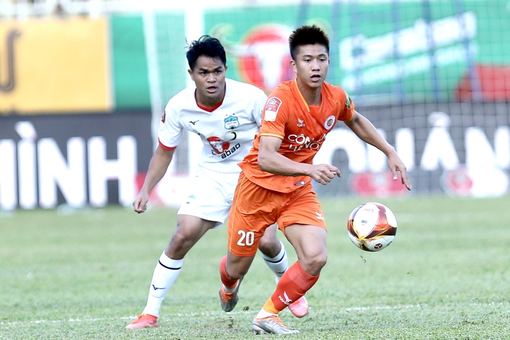 Trò cưng thầy Park đứt dây chằng theo cách đen đủi, lỡ luôn V.League 2023 và vòng loại World Cup - Ảnh 1.