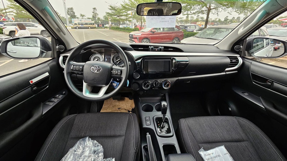 Toyota Hilux trở lại Việt Nam – Khó càng thêm khó