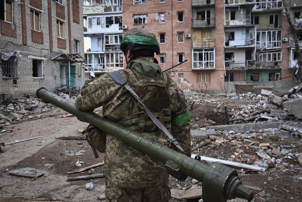 Ukraine đưa quân dự bị về giành Bakhmut sau khi Nga tuyên bố kiểm soát thành phố - Ảnh 1. Ukraine đưa quân dự bị về giành Bakhmut sau khi Nga tuyên bố kiểm soát thành phố - Ảnh 1.