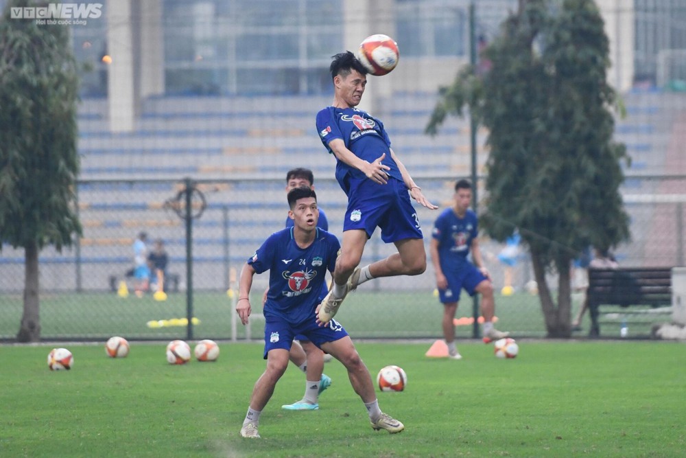 HLV Philippe Troussier chăm chú theo dõi, bình luận buổi tập của HAGL