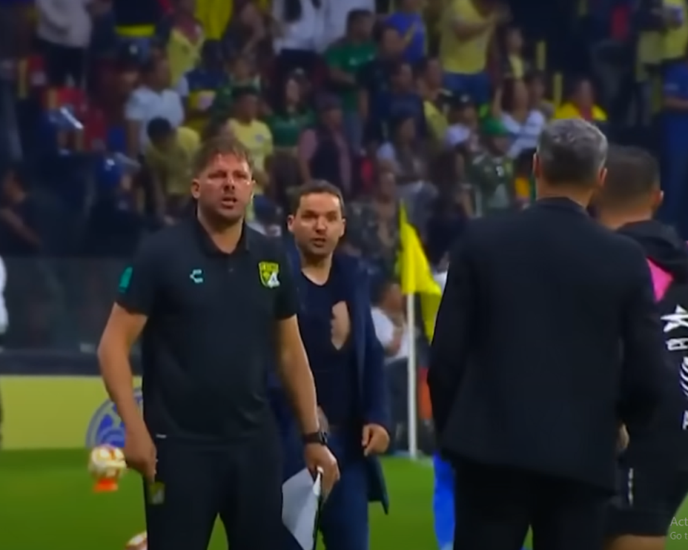 HLV đòi tẩn đồng nghiệp, trọng tài tung đòn hiểm vào cầu thủ - Ảnh 4.