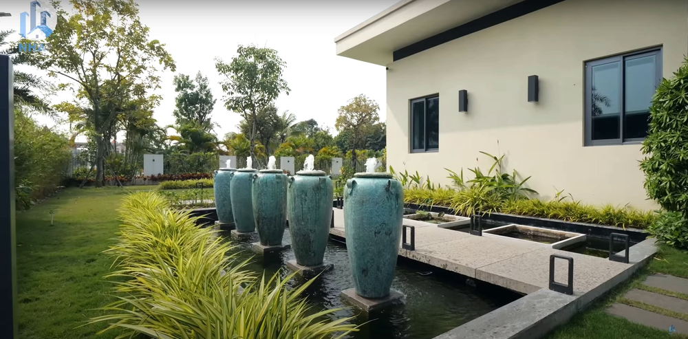 Khám phá biệt phủ rộng 10.000m2 độc nhất vô nhị của nữ đại gia Hải Phòng: Không gia đậm chất Bắc Âu, sửng sốt nhất là bộ đèn chùm pha lê trị giá 500 tỷ đồng - Ảnh 6. Khám phá biệt phủ rộng 10.000m2 độc nhất vô nhị của nữ đại gia Hải Phòng: Không gia đậm chất Bắc Âu, sửng sốt nhất là bộ đèn chùm pha lê trị giá 500 tỷ đồng - Ảnh 6.
