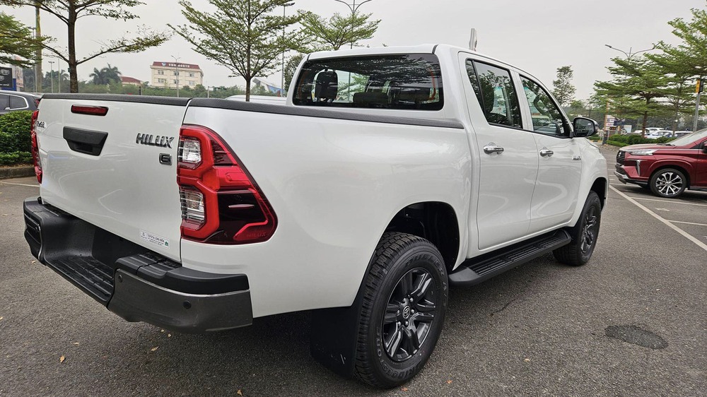 Toyota Hilux trở lại Việt Nam - Khó càng thêm khó - Ảnh 3.